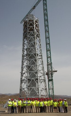Operarios ante la torre. :: IDEAL