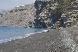 Un bañista practica naturismo en la playa de El Ruso.