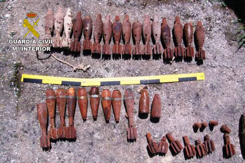 Las granadas encontradas sin carga y con carga halladas en la nave de Churriana de la Vega.