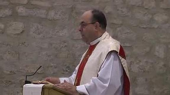 El párroco, en un momento de la misa. 