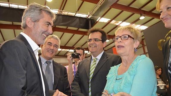 Elena Víboras destaca la excelencia de la feria nijareña, un reflejo de su agricultura