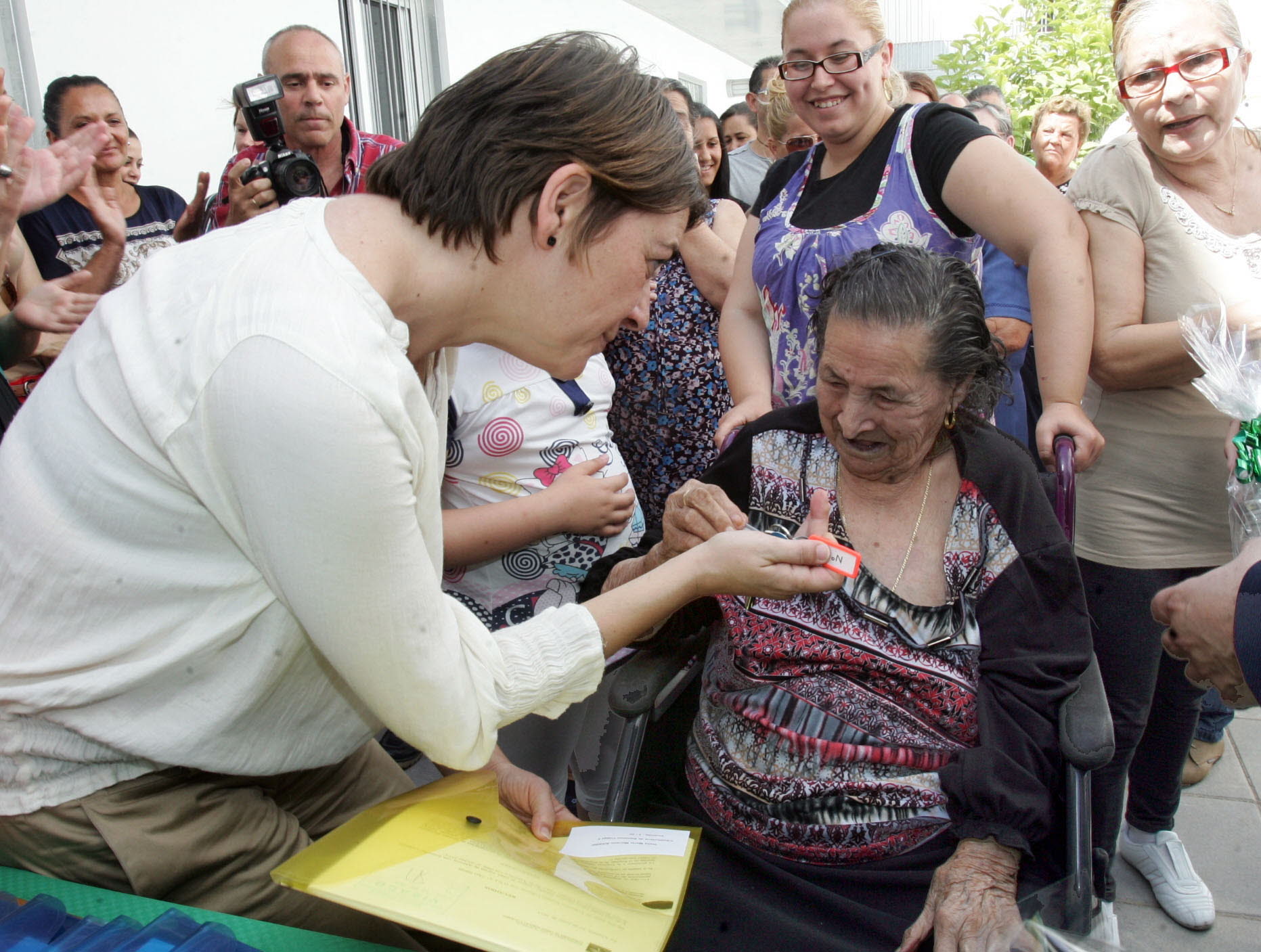 La consejera Elena Cortés entrega las llaves de viviendas protegidas en un barrio de Almería. 