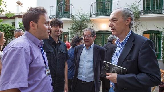Nuno Júdice (en el centro), entre los directores del Festival de Poesía y Luis Alberto de Cuenca, en la Huerta de San Vicente.  