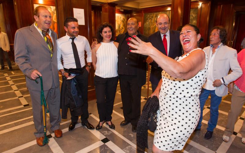 La Porrona, junto a varios artistas flamencos y Sebastián Pérez, puso un punto de alegria y arte en el estreno de la pelicula 