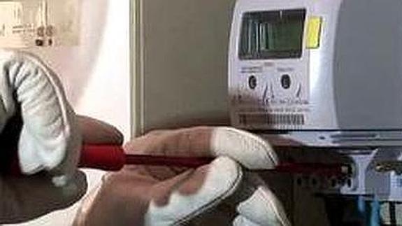 Competencia da un tirón de orejas a las eléctricas y al Gobierno