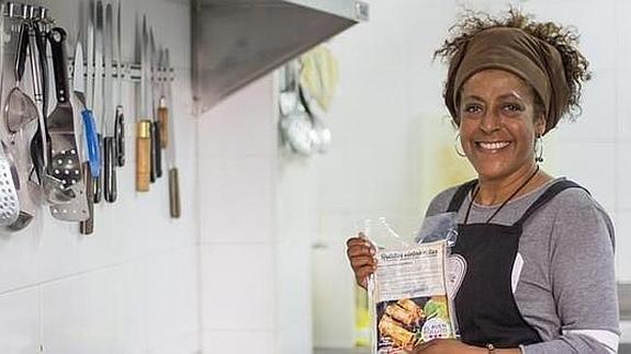 Clarissa, en la cocina industrial de Alfacar donde hace la comida que degustó de pequeña en Costa de Marfil.