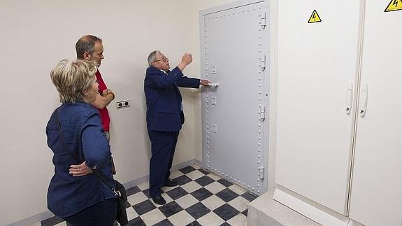  Ramón Santiago, delante de la caja fuerte del edificio del Banco de España 