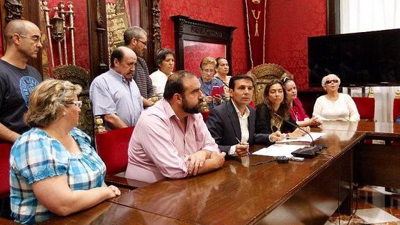 Paco Cuenca, Puentedura, y Mayte Olalla han comparecido junto a los vecinos de Santa Adela 