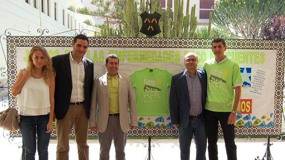 Juan José Alonso, Teodosio Oliver y Antonio Bañón junto a los representantes de la Ampa.