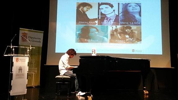 Alberto Raya toca en homenaje a Enrique Morente durante la presentación