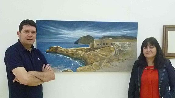 Emilio Pérez, junto a la delegada de Cultura, Isabel Arévalo, en la presentación de su muestra.