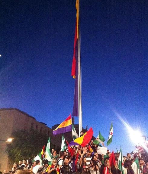 Tres detenidos acusados de ultraje a la bandera que ondea en el bulevar