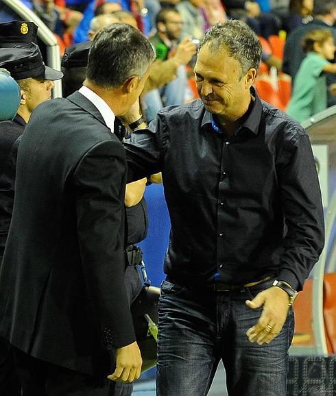 Joaquín Caparrós (derecha) saluda a Lucas Alcaraz.