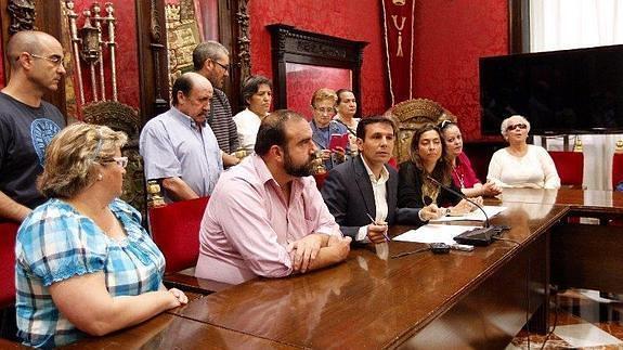 Paco Cuenca, Puentedura, y Mayte Olalla han comparecido junto a los vecinos de Santa Adela, en una comparecencia anterior. 