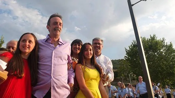 Santi Rodríguez junto a sus hijas, su esposa y el alcalde José Enrique Fernández de Moya. 