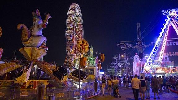 Oscuridad en la zona de los columpios en el Ferial