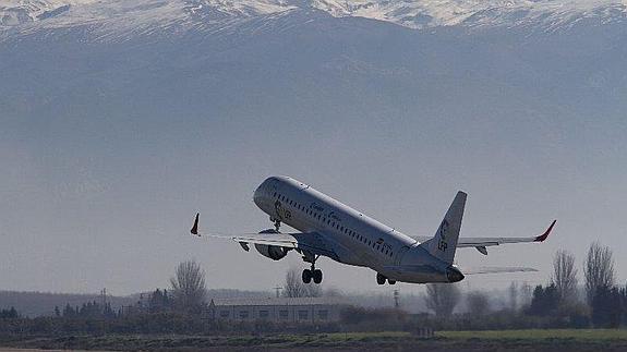 Un avión despega del aeropuerto Federico García Lorca  