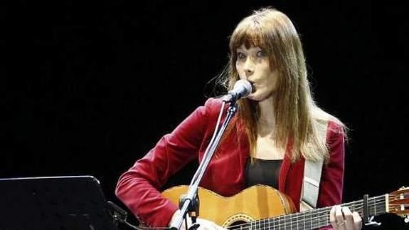 Carla Bruni, aplaudida por Mas y Sarkozy en su concierto en Barcelona