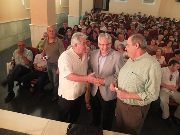 Marcos Gutiérrez, Baltasar Garzón y el presidente del Foto Jaén Debate antes de la charla.