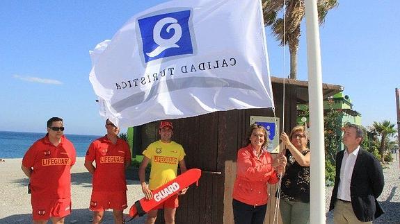 Las playas motrileñas ya lucen sus banderas 'Q' de calidad