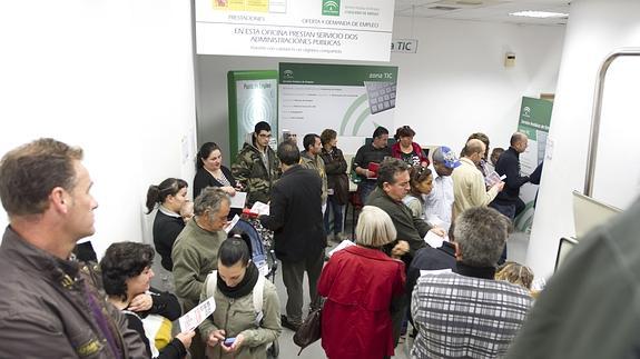 Colas en una oficina de empleo de Granada. 