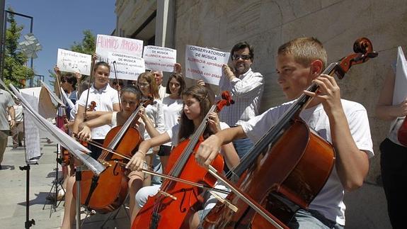 Alumnos del Conservatorio protestan frente a la Delegación 