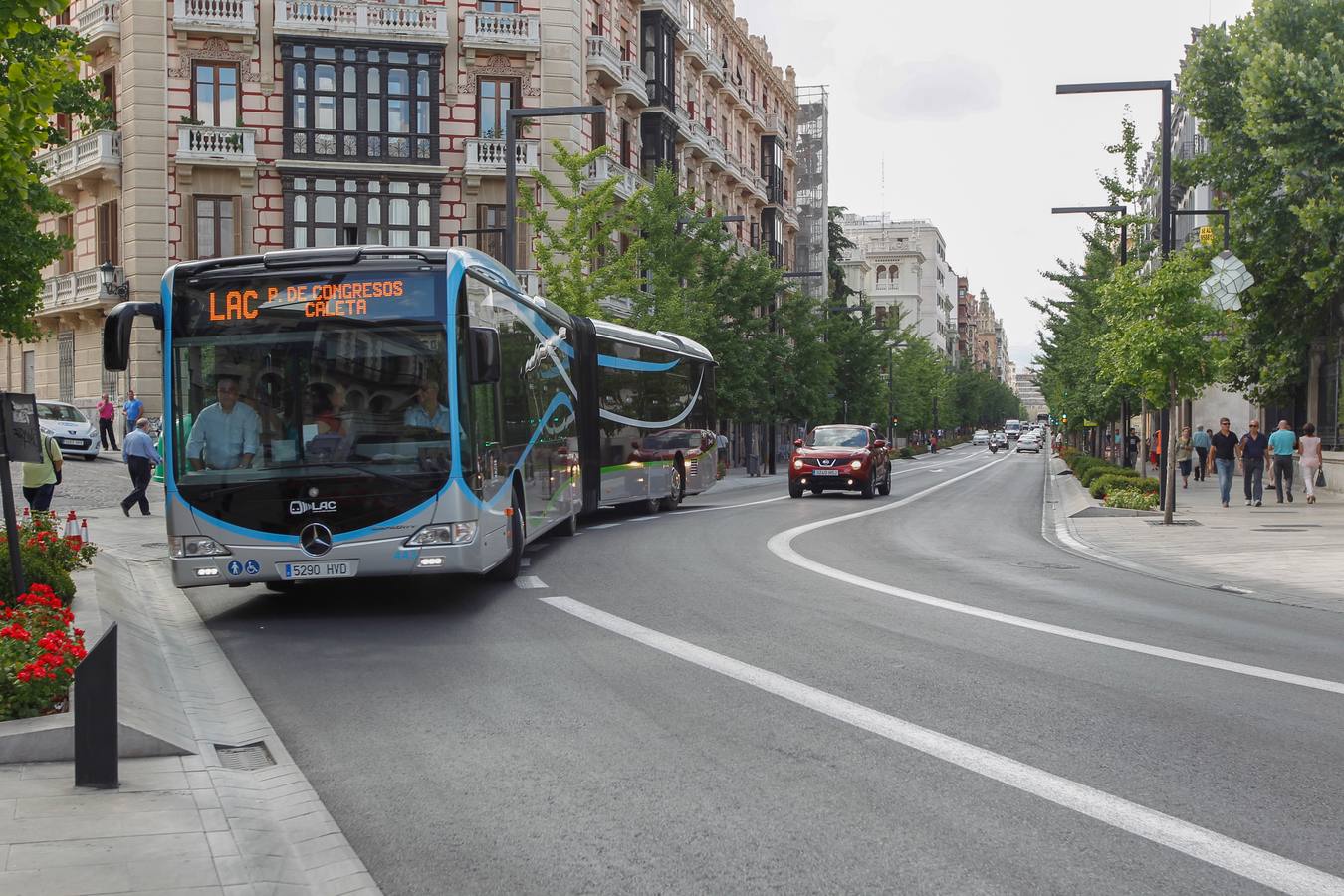 Un articulado de la LAC toma la curva de Gran Vía. 