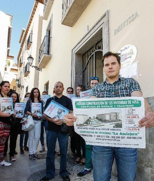 Afectados que se han quedado sin dinero y sin vivienda, fotografiados ante la sede de Emuvyssa. 