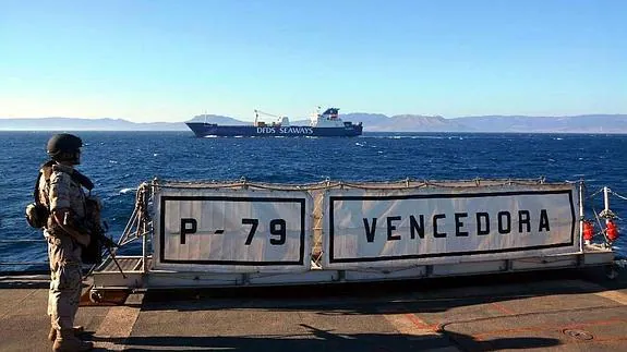 El patrullero 'Vencedora' escolta al buque mercante danés 'Ark Futura'; y vista aérea de la escolta. 