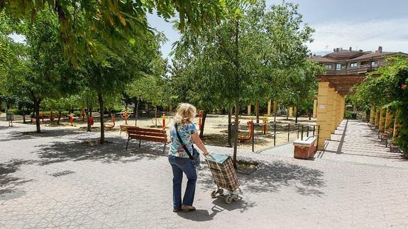 Una mujer atraviesa la plaza de la Concordia. 