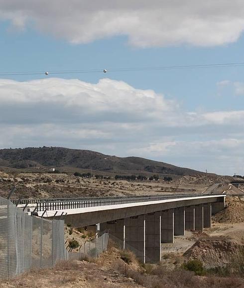 Viaducto ejecutado para el AVE en doble vía en el Levante almeriense. 