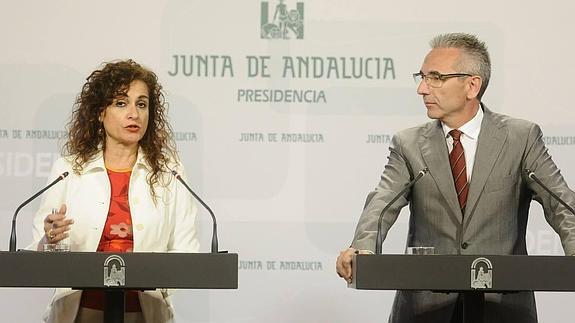 La consejera de Hacienda, María Jesús Montero, y el portavoz de la Junta, Miguel Ángel Vázquez. 