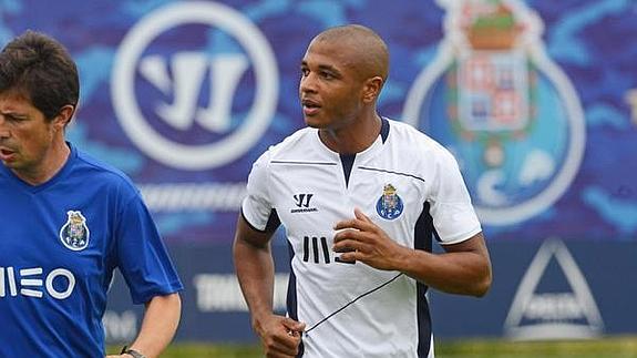 Brahimi entrena con su nuevo equipo. 