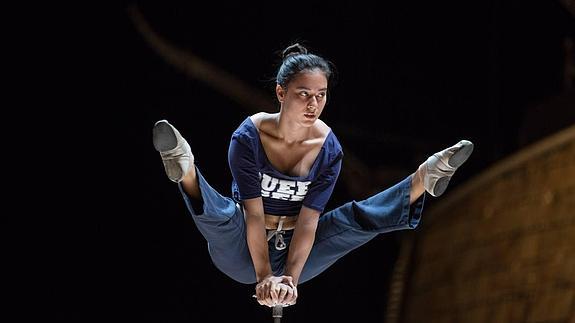 Una gimnasta, en pleno ensayo. 