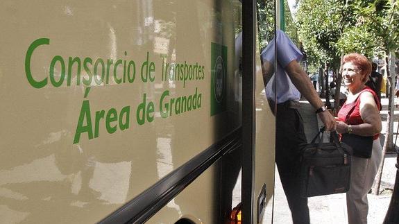 Una mujer sube a un autobús del Consorcio de Transportes de Granada 