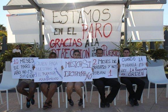 Los trabajadores del local 'De Cuba Son' se manifestaron esta semana en las puertas del establecimiento en el puerto deportivo. 