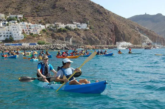 Turistas disfrutan de un paseo en kayac en aguas de San José.