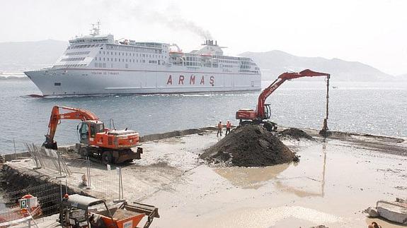 Obras de prolongación en el muelle dique del Puerto de Motril, que culminarán en el segundo trimestre de 2015 