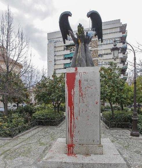 Monumento en memoria de José Antonio Primo de Rivera instalado junto al Palacio de Bibataubín de Granada 
