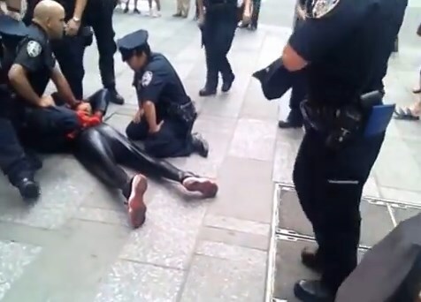 Atención! Un 'spiderman', detenido en Times Square tras enfrentarse a un  policía brutal | Ideal