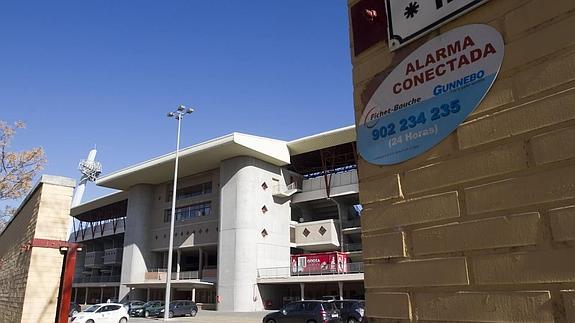 Cámaras de seguridad y accesos a las oficinas del Estadio de Los Cármenes.