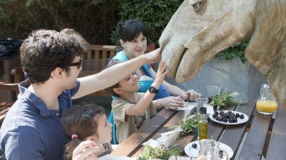 Niños y mayores aprovecharon para despedirse de los títeres durante un desayuno saludable.