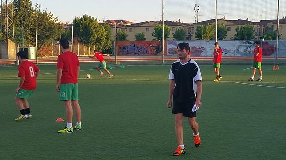 Javi García, durante un entrenamiento del Atarfe.