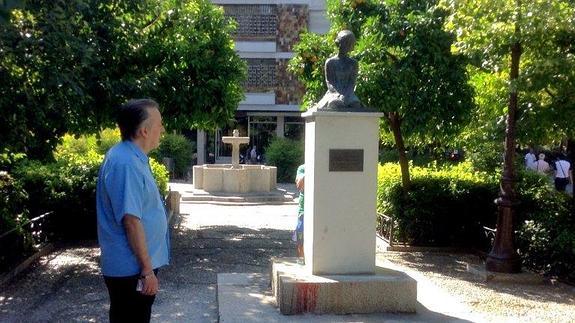 La nueva estatua ya está colocada donde antes estaba el monolito dedicado a Primo de Rivera