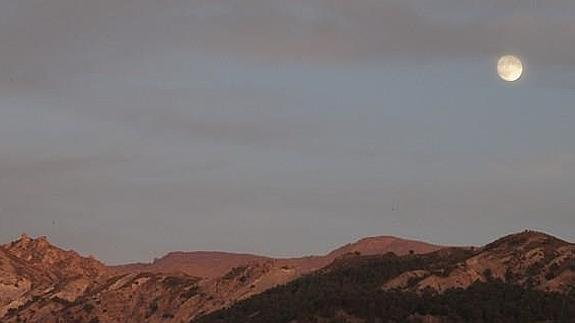 Alayos de Dílar y el Trevenque, bajo la luz de la Luna.