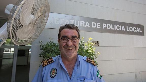Mariano Valbuena, en la puerta del cuartelillo del Rasillo, donde el calor se suele sacudir con la fuerza de las aspas de un ventilador.