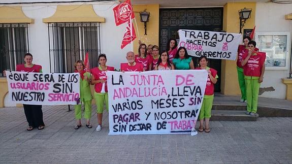 Las trabajadores de ayuda a domicilio de Cuevas del Campo inician una huelga por los impagos