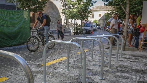 Aparcamiento para bicis en la calle San Jerónimo 