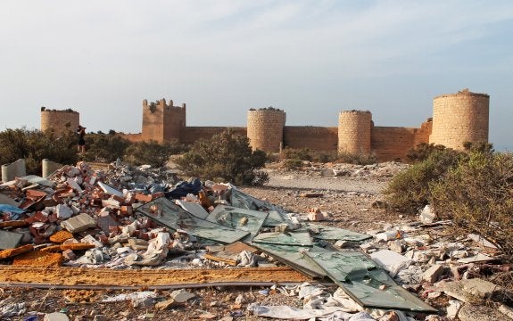 El entorno de la Alcazaba por su cara norte se ha convertido en un auténtico basurero.