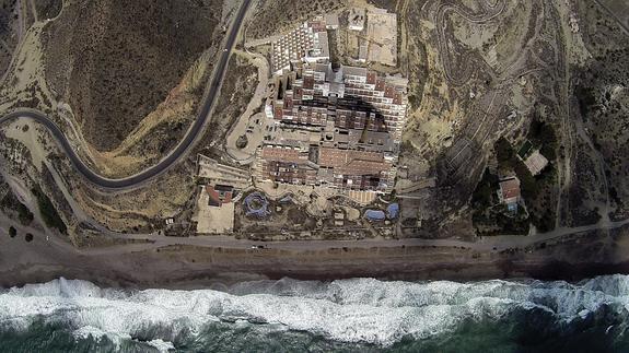 Vista aérea del hotel de El Algarrobico en el parque natural de Cabo de Gata perteneciente al municipio almeriense de Carboneras.